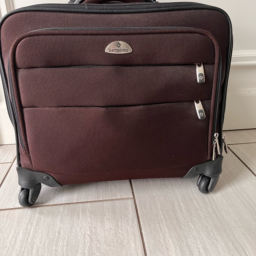 Overnight Samsonite Travel bag. Perfect for a quick business trip!